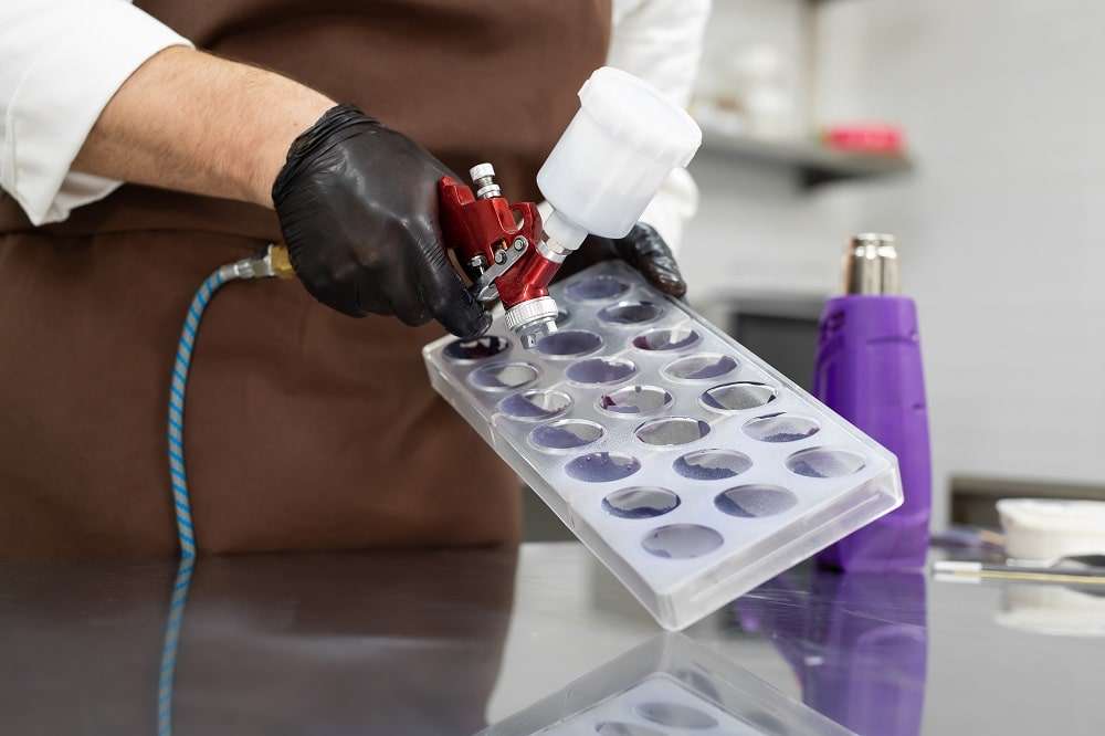 Airbrush für Torten braucht gutes Equipment und eine ruhige Hand