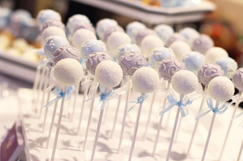 Lebensmittelstifte können auch Cake Pops beschriften