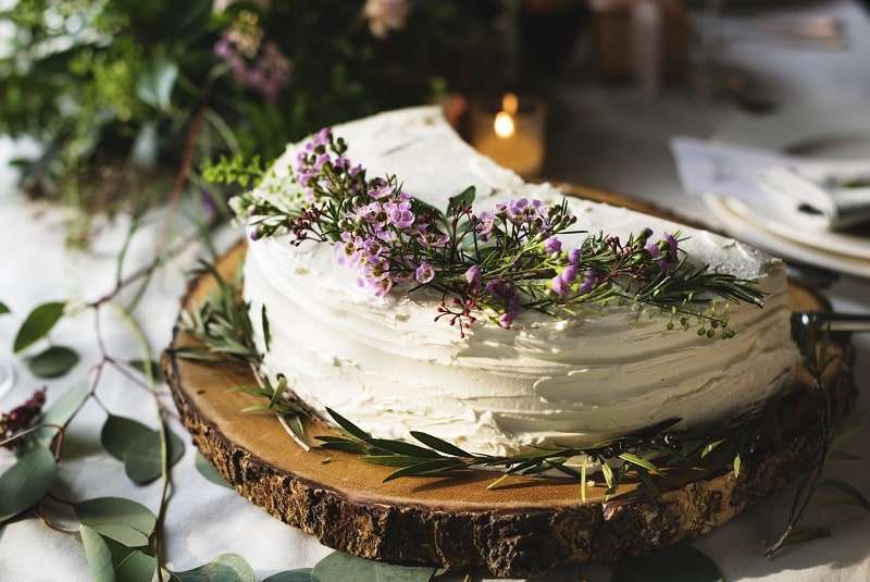 Mit einem Tortendrehteller gelingt die Torte bestimmt