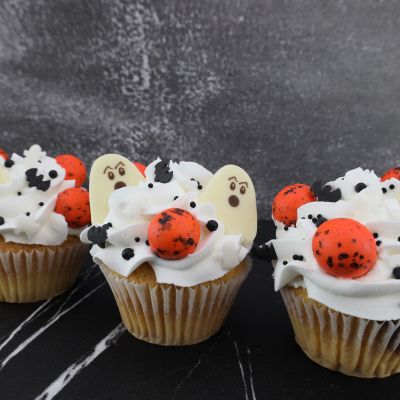 Halloween-Muffin mit Kürbisgewürz-Crisp-Perlen und Schokoladenaufleger in Geisterform