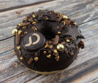 Schokoladen-Donuts mit Gold- und Schokoladendekor