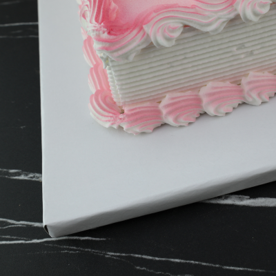 Rechteckige weiße Tortenplatte mit Torte darauf