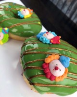 Donuts und Berliner mit Zucker Clownskopf