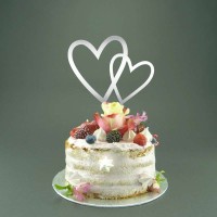 Cake Topper Doppelherzen spiegelnd auf Torte mit Blumendekoration und hellem Hintergrund