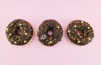 Schokoladen-Donuts mit Gold- und Schokoladendekor