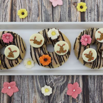 Süße Osterdonuts mit Hasenaufleger und Schokoladenblumen