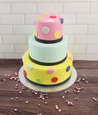 Bunte Fondanttorte mit Punkten