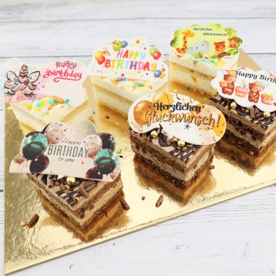 Dessert mit niedlichem Geburtstagsaufleger