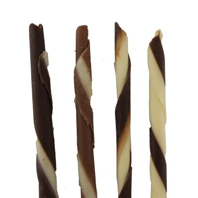 Köstliche Schokoladenstäbchen-Kollektion mit Streifen und verschiedenen Schokoladensorten
