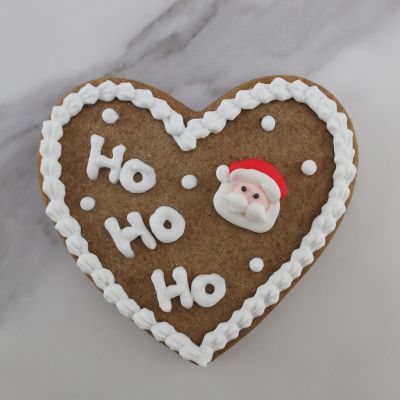 Schöner Weihnachtsmannkopf aus Zucker ziert Lebkuchenherz