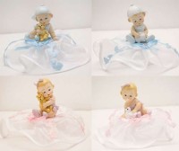 Baby sitzend auf Sockel mit Tierchen Babyparty Geburt Taufe
