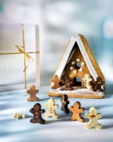 Lebkuchenhaus mit Schokoladen-Lebkuchenfiguren