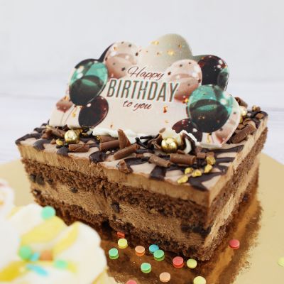 Dessert mit niedlichem Geburtstagsaufleger