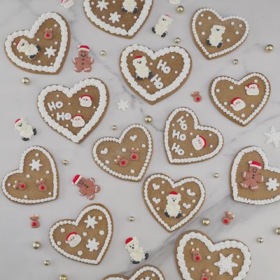 Viele Dekorationen auf Lebkuchenherzen