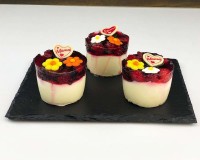 Himbeere Törtchen mit Schokoblumen Dekor