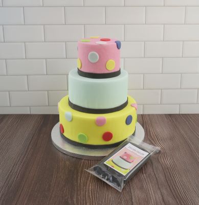 Bunte Fondanttorte mit Punkten