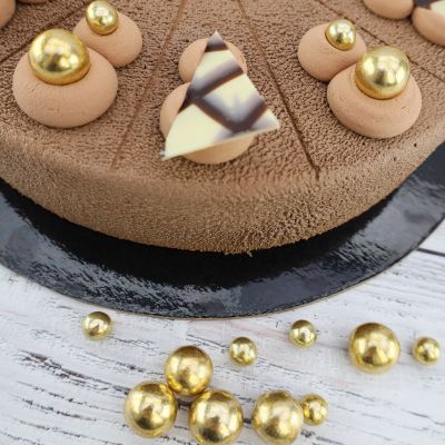 Samtkuchen mit Schokoladen- und Goldverzierung