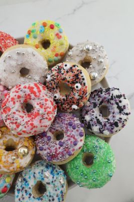 Leckere Donuts mit wunderschönen und bunten Streudekoren