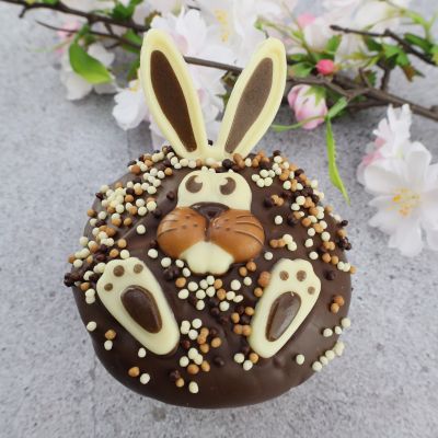 Süßer Muffin mit Schokoladendekor und Streuseln
