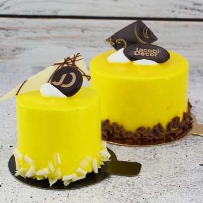 Torten mit gelbem Easy Glaze besprüht