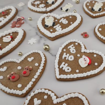 Viele Dekorationen auf Lebkuchenherzen