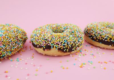 Schokoladen-Donuts mit bunten Nonpareilles