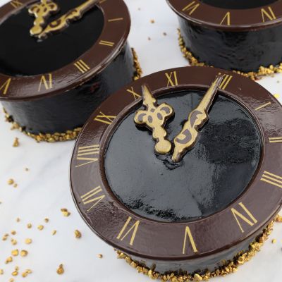 Tolles Easy Glaze auf Schokoladentorte mit Uhrwerk
