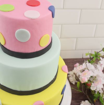 Bunte Fondanttorte mit Punkten