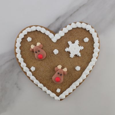 Zuckerrentiere auf Lebkuchenherz