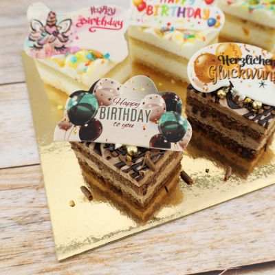 Dessert mit niedlichem Geburtstagsaufleger